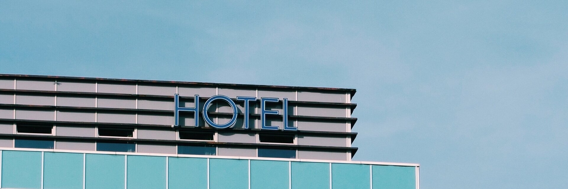 Fassade eines Hotels vor blauem Himmel