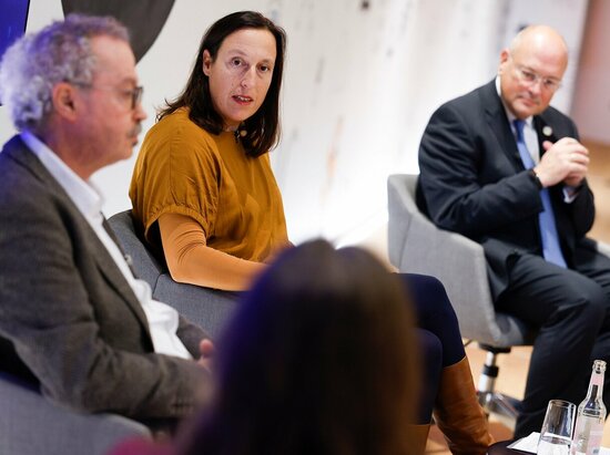 Prof. Dr. Christian Kastrop StS, BMJV, Susanne Dehmel, Mitglied der Geschäftsleitung Recht & Sicherheit Bitkom, und Arne Schönbohm, Präsident BSI, beim AI Security Talk ©Tobias Koch