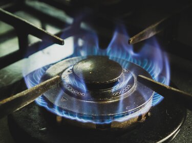 Urlaubssaison: Unsichtbare Explosionsgefahr durch Gaslecks Brennende Gasflamme an Herd