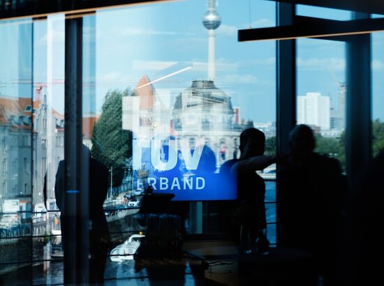 Der Berliner Fernsehturm spiegelt sich in der Fensterscheibe der neuen Räumlichkeiten des TÜV-Verbands