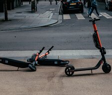 Zahl der Fahrrad- und E-Scooter-Unfälle explodiert – Maßnahmen für mehr Verkehrssicherheit erforderlich 