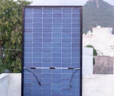 Nachhaltiger Strom vom Balkon: Mit mobilen Solargeräten Kosten sparen