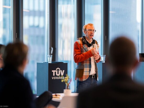 Einleitende Worte zum ersten TÜV TALK "Bidirektionales Laden" von Geschäftsführer Dr. Joachim Bühler