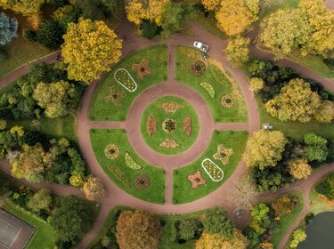 Stellungnahme zum Entwurf eines Gesetzes zur Änderung des Kreislaufwirtschaftsgesetzes Parkanlage mit vielen Bäumen und Sträuchern. Blick von oben auf einen im Park angelegten Kreisel.