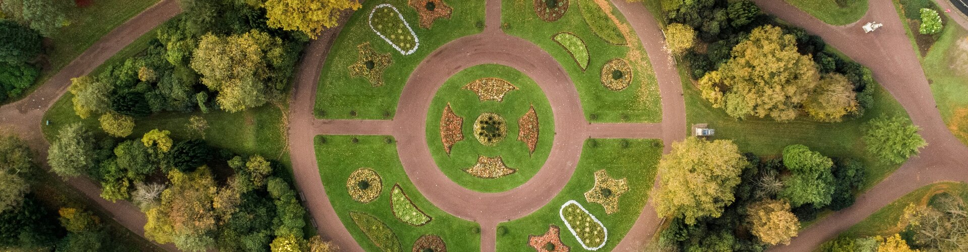 Stellungnahme zum Entwurf eines Gesetzes zur Änderung des Kreislaufwirtschaftsgesetzes Parkanlage mit vielen Bäumen und Sträuchern. Blick von oben auf einen im Park angelegten Kreisel.