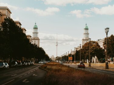 Ruhige Verkehrsszene in Berlin bei schönem Wetter