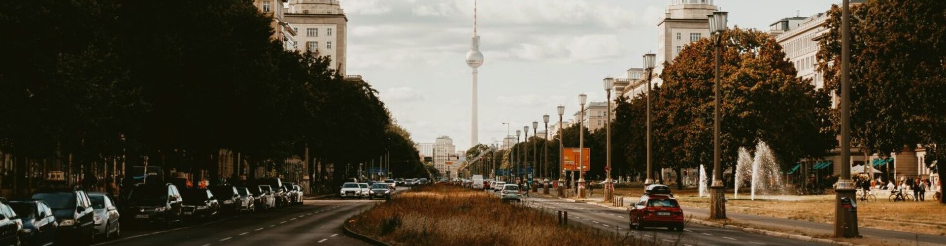 Vision Zero umsetzen: Verkehrssicherheit als Leitprinzip moderner Mobilität Ruhige Verkehrsszene in Berlin bei schönem Wetter