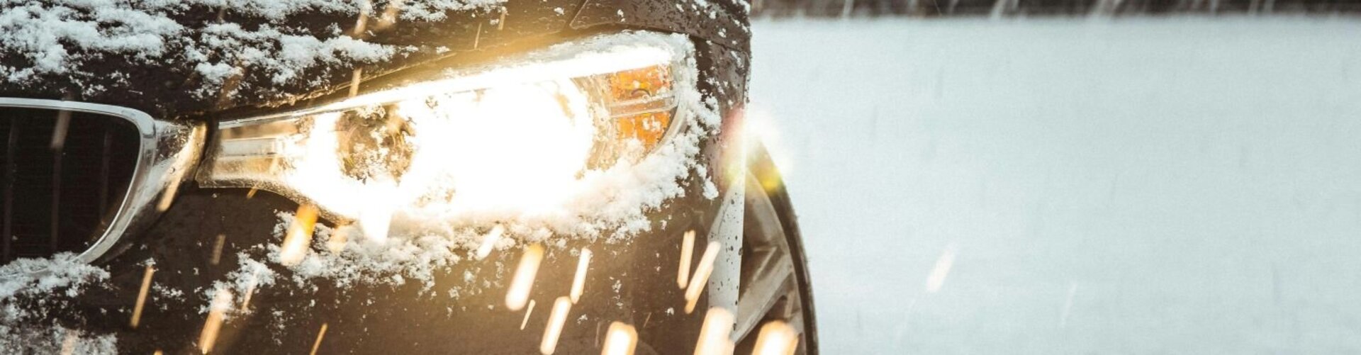 Winterliche Landschaft mit verschneitem Auto
