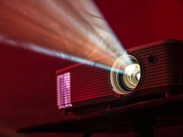 Fernseher, Beamer, Leinwand: Sicher Fußball schauen zuhause