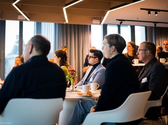 Zuhörer:innen beim ersten TÜV TALK "Bidirektionales Laden" 