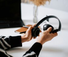 Dauerbeschallung im Büro: Kopfhörer mit Noise-Cancelling richtig nutzen  