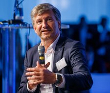Axel Stepken ist neuer Präsident des TÜV-Verbands