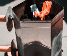 Grillsaison – Holzkohle sicher und nachhaltig zum Glühen bringen