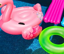 Sicherheitstipps für Wasserspaß mit Schwimmhilfen und aufblasbaren Spielzeugen
