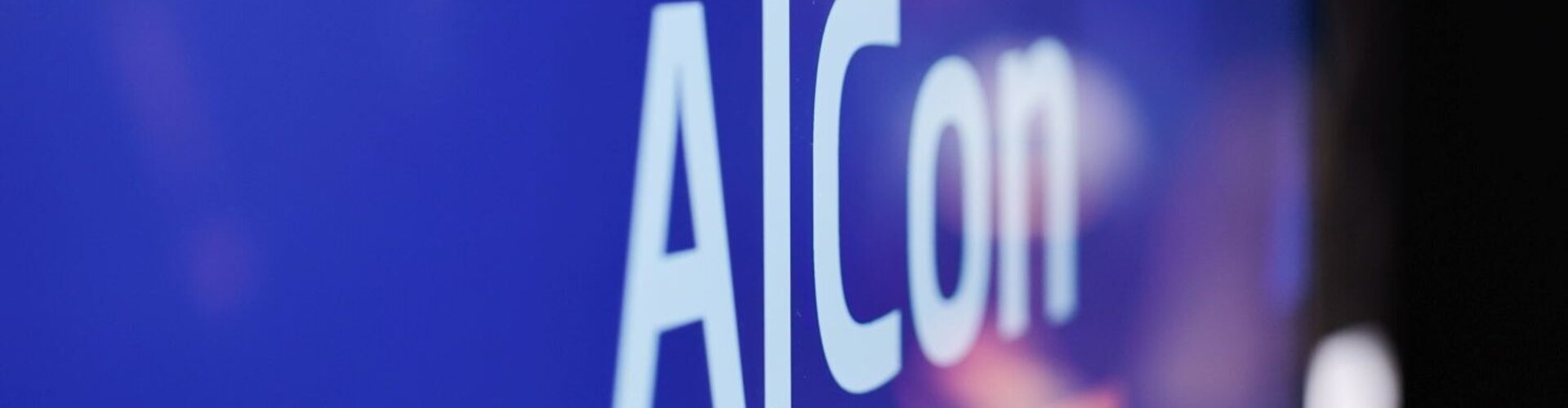 Foto eines blauen Screens, auf dem "AICon" steht