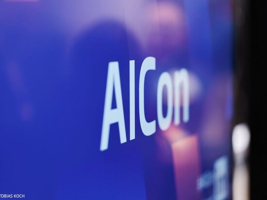 © Tobias Koch Foto eines blauen Screens, auf dem "AICon" steht