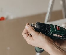 Von der Bohrmaschine bis zur Säge: TÜV-Tipps für den sicheren Umgang mit Elektrowerkzeugen