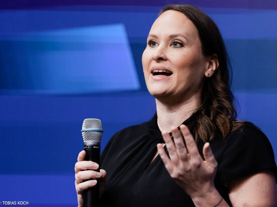 © Tobias Koch Andrea Schlüter, TÜV AI.Lab, übernahm die Moderation auf der Red Stage