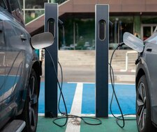 E-Auto öffentlich laden: Worauf es bei Anbieter und Ladepreisen ankommt E-Auto öffentlich laden: Worauf es bei Anbieter und Ladepreisen ankommt