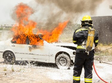 Wenn das Auto brennt: Richtig reagieren, sicher handeln
