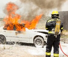 Wenn das Auto brennt: Richtig reagieren, sicher handeln Wenn das Auto brennt: Richtig reagieren, sicher handeln