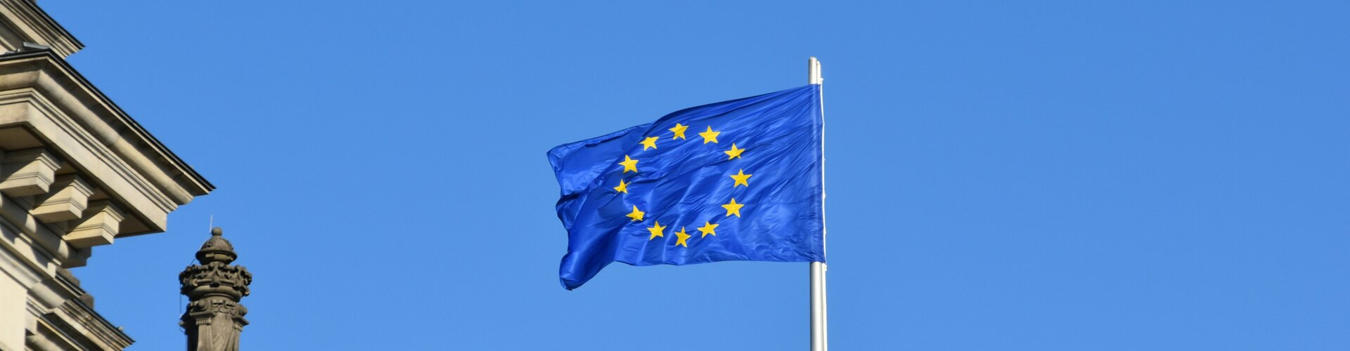 Mehr Einheitlichkeit im Produktsicherheitsrecht: Vorschlag für eine EU Product Compliance Agency Flagge der Europäischen Union weht im Wind.