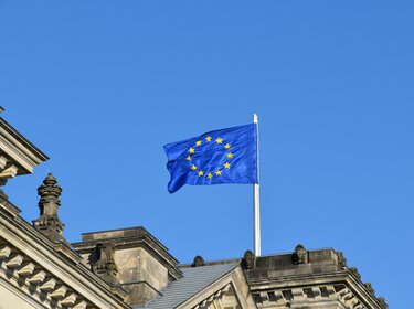 Mehr Einheitlichkeit im Produktsicherheitsrecht: Vorschlag für eine EU Product Compliance Agency Flagge der Europäischen Union weht im Wind.