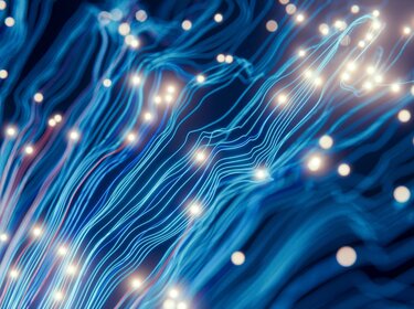 TÜV-Verband fordert unabhängige Prüfung neuer KI-Modelle Blaue, leuchtende Netze.