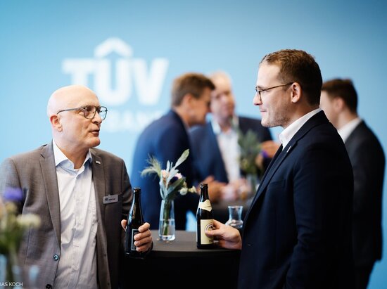 André Siegl, Referent Aufzüge, Maschinen und Gebäudetechnik beim TÜV-Verband, im Gespräch bei TÜV Politics and Party