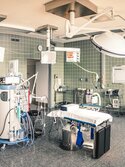 Blick in einen Operationsraum mit Tisch und diversen Gerätschaften