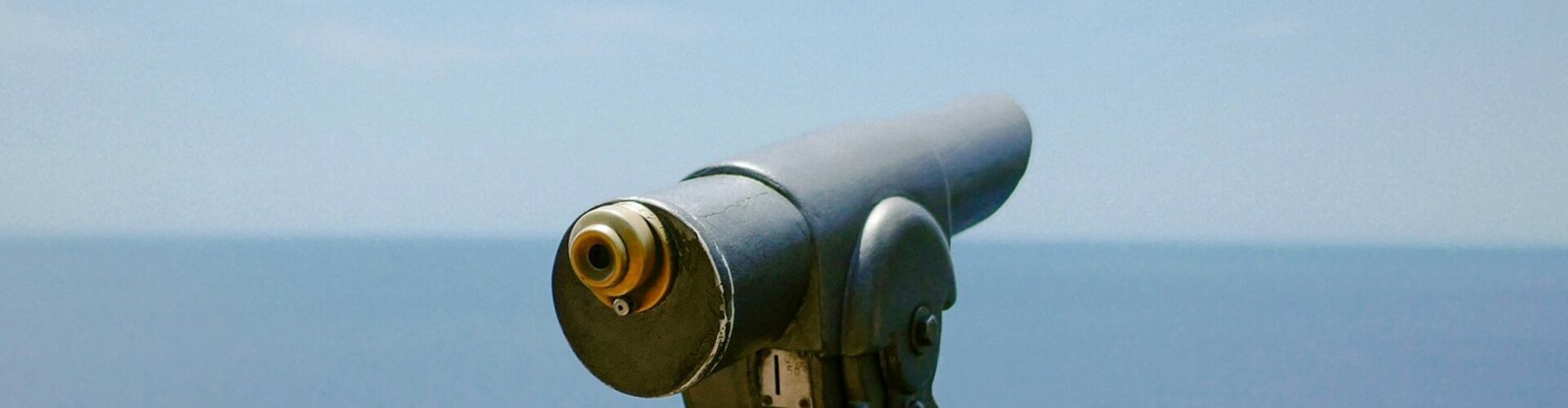 Blick auf das Meer von einer Ausblicksplattform mit einem Fernglas 