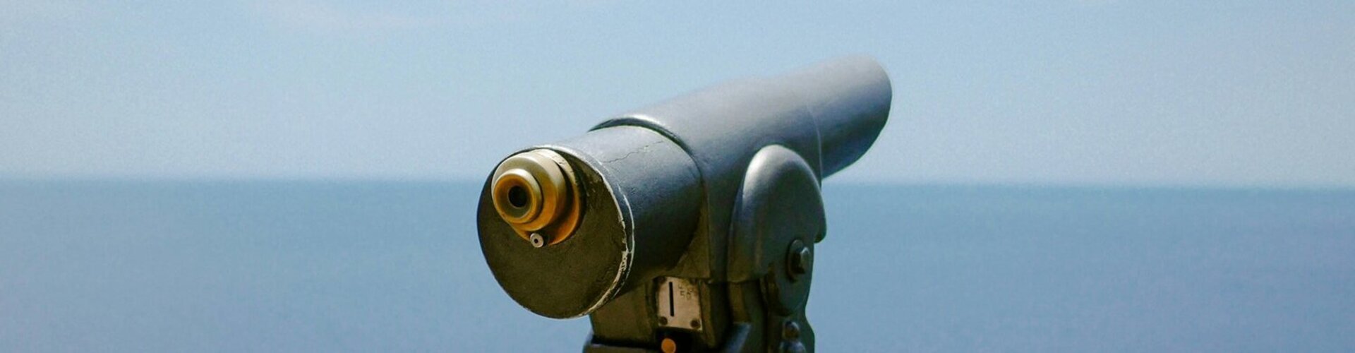 Blick auf das Meer von einer Ausblicksplattform mit einem Fernglas 