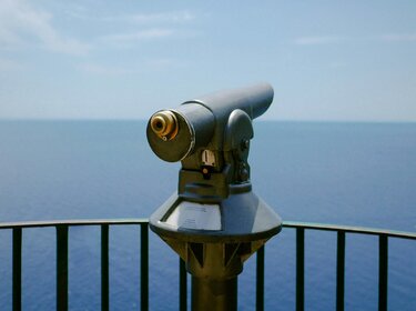 Stellungnahme zum Gesetzentwurf zur nationalen Umsetzung der Corporate Sustainability Reporting Directive (CSRD) Blick auf das Meer von einer Ausblicksplattform mit einem Fernglas