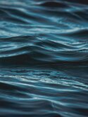 Wellengang auf Wasseroberfläche