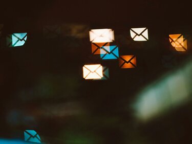 Beleuchtete E-Mail-Symbole auf einem schwarzen Hintergrund