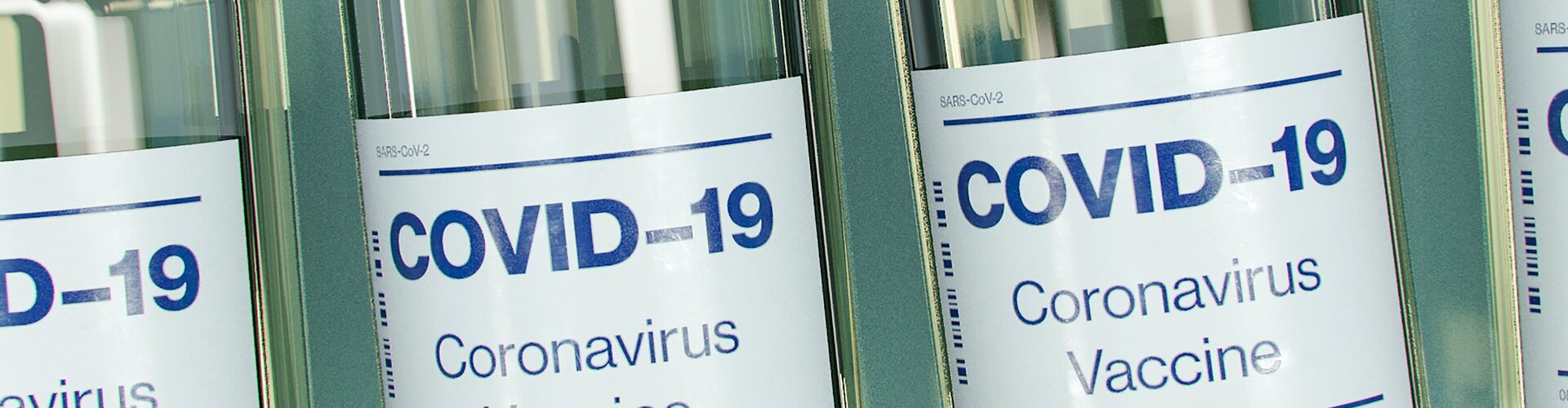 TÜV-Verband: Betriebsärzt:innen frühzeitig in nationale Impfkampagne einbinden drei Reihen Ampullen Corona-Impfstoff