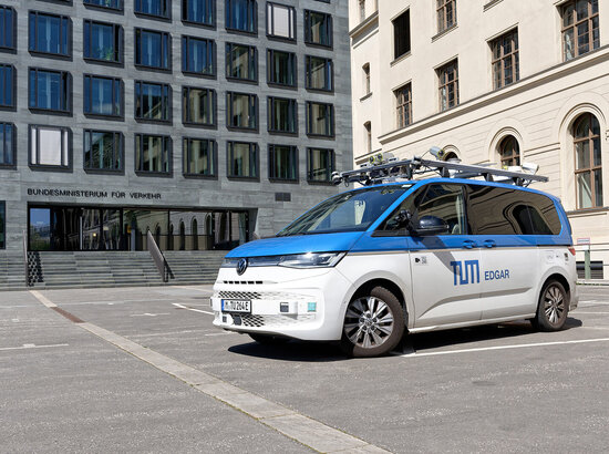Forschungsfahrzeug EDGAR vor dem Bundesministerium für Verkehr | © TÜV-Verband