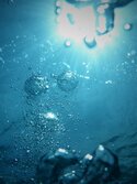 Unterwasseraufnahme mit Luftbläschen