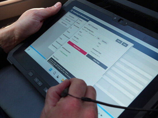 Tablet mit Prüfprotokoll der Realfahrt | © TÜV-Verband