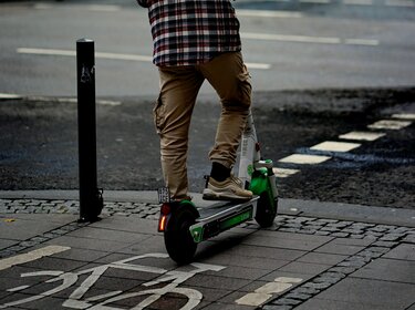 TÜV-Verband: E-Scooter brauchen Blinker - TÜV-Verband