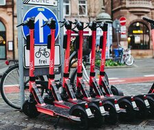 TÜV-Verband: Elektro-Tretroller mit Augenmaß regulieren