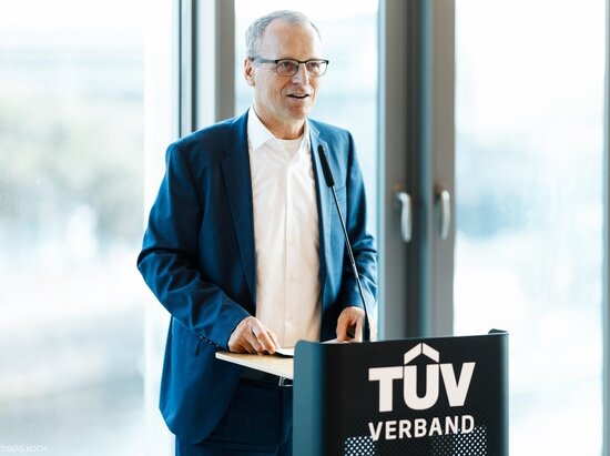 Dr. Michael Fübi, CEO TÜV Rheinland und Präsident des TÜV-Verbands, hält die Eröffnungsrede bei TÜV Politics and Party