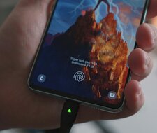 Smartphone sicher laden: Brände und Akkuschäden vermeiden