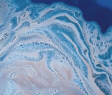 Badekugeln und Glitzerschaum – So erkennen Eltern sichere Badezusätze
