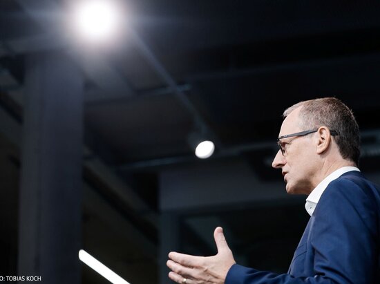 © Tobias Koch Dr. Michael Fübi, CEO TÜV Rheinland und Präsident TÜV-Verband begrüßt die Gäste der AICon