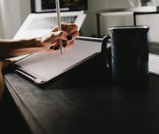 Nur jedes achte Unternehmen bietet Fortbildungen zu Künstlicher Intelligenz