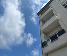 Balkonkraftwerke: Mit Batterien Sonnenenergie effizienter nutzen