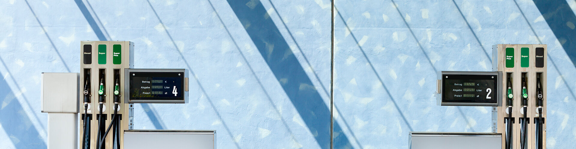 Zwei Ladesäulen an einer Tankstelle