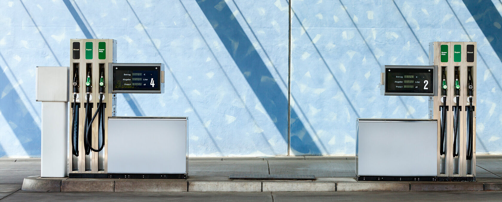 Zwei Ladesäulen an einer Tankstelle