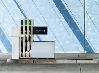 Zwei Ladesäulen an einer Tankstelle